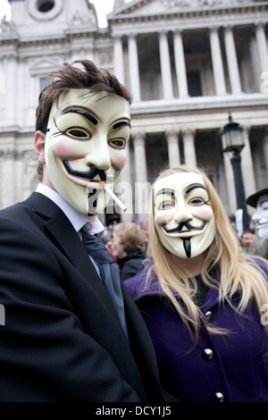 Anti manifestanti capitalista al di fuori di St Pauls Cathedral a Londra, Regno Unito Foto Stock