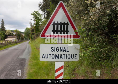Strada di campagna con il segnale Automatique segno Francia Foto Stock