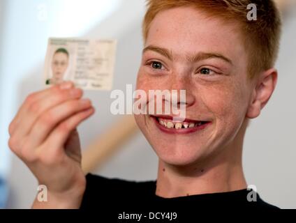 Daniel Meyer, che soffre di una condizione cardiaca, mostra il suo ID nel corso di una conferenza stampa tenutasi ad Amburgo, Germania, 22 agosto 2013. L'adolescente ha presentato il suo libro "questo stupido cuore - il coraggio di sogno" il 22 agosto 2013 ad Amburgo. Foto: SVEN HOPPE Foto Stock