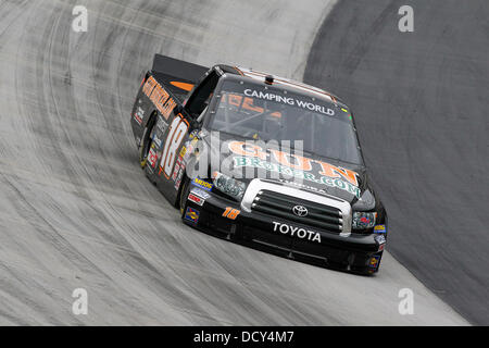 Bristol, TN, Stati Uniti d'America. 21 Ago, 2013. Bristol, TN - Agosto 21, 2013: Joey Coulter (18) porta il suo mondo Campeggio carrello attraverso le spire durante una sessione di prove libere per il UNOH 200 gara al Bristol Motor Speedway in Bristol, TN. Credito: csm/Alamy Live News Foto Stock