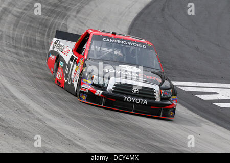 Bristol, TN, Stati Uniti d'America. 21 Ago, 2013. Bristol, TN - Agosto 21, 2013: Kyle Busch (51) porta il suo mondo Campeggio carrello attraverso le spire durante una sessione di prove libere per il UNOH 200 gara al Bristol Motor Speedway in Bristol, TN. Credito: csm/Alamy Live News Foto Stock