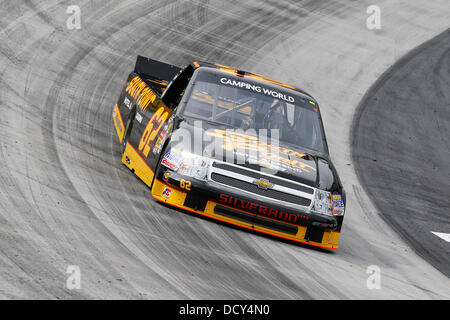 Bristol, TN, Stati Uniti d'America. 21 Ago, 2013. Bristol, TN - Agosto 21, 2013: Brendan Gaughan (62) porta il suo mondo Campeggio carrello attraverso le spire durante una sessione di prove libere per il UNOH 200 gara al Bristol Motor Speedway in Bristol, TN. Credito: csm/Alamy Live News Foto Stock