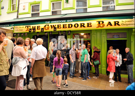 I clienti al di fuori del Gweedore pub irlandese a Waterloo Street, Londonderry, Irlanda del Nord. Foto Stock