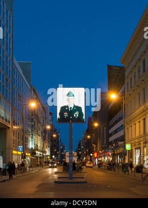 Storico Checkpoint Charlie landmark a Berlino Germania Foto Stock