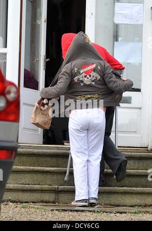 Sinead O Connor tornando a casa sua a Bray, Co. Wicklow questo pomeriggio su stampelle e di essere al riparo da sua figlia Roisin da essere fotografati. Ella ha in precedenza Twitter ai suoi seguaci per aiutare a trovare uno psichiatra come ha affermato lei era in grave pericolo e doveva tornare su di lei di farmaci. Ella ha poi twitter che lei è stato il suo cammino in ospedale perché pensava che ella aveva brok Foto Stock