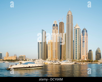 Skyline di grattacieli nella zona di marina a Nuova Dubai con la principessa torre più alte del mondo in residenziale Emirati Arabi Uniti Foto Stock