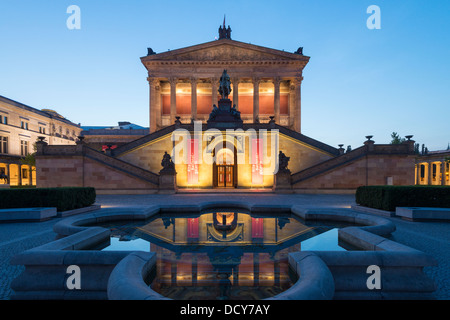 Vista serale di Alte Nationalgalerie sulla Museumsinsel o l'Isola dei Musei di Berlino Germania Foto Stock