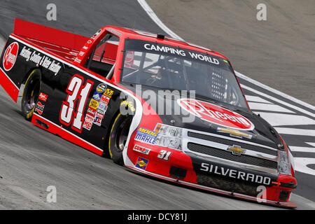 Bristol, TN, Stati Uniti d'America. 21 Ago, 2013. Bristol, TN - Agosto 21, 2013: James Buescher (31) porta il suo mondo Campeggio carrello attraverso le spire durante una sessione di prove libere per il UNOH 200 gara al Bristol Motor Speedway in Bristol, TN. Credito: csm/Alamy Live News Foto Stock