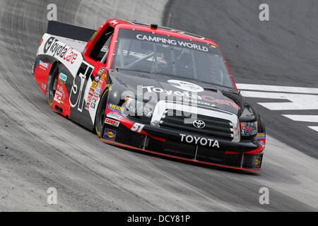 Bristol, TN, Stati Uniti d'America. 21 Ago, 2013. Bristol, TN - Agosto 21, 2013: Kyle Busch (51) porta il suo mondo Campeggio carrello attraverso le spire durante una sessione di prove libere per il UNOH 200 gara al Bristol Motor Speedway in Bristol, TN. Credito: csm/Alamy Live News Foto Stock