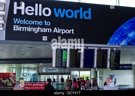 Ciao mondo Benvenuti all'aeroporto di Birmingham segno a Birmingham International station Foto Stock