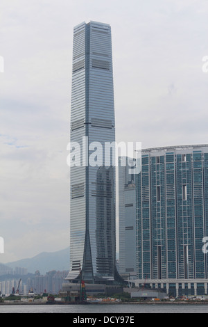 Il Ritz Carlton Hotel Kowloon vista dal porto di Victoria Foto Stock