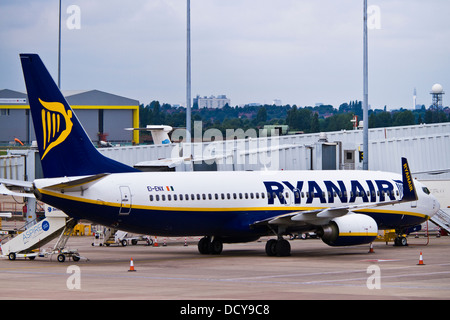 Nome Ryanair sul lato di aeromobili su asfalto all'aeroporto di Birmingham Foto Stock