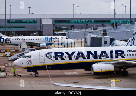 Nome Ryanair sul lato di aeromobili all'aeroporto di Birmingham Foto Stock