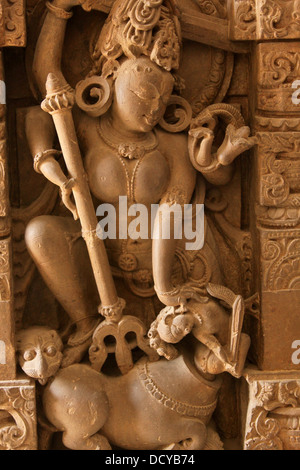 Dea Durga attaccando la bufala demone Mahisha Foto Stock