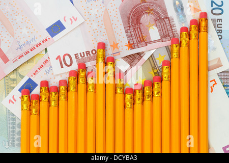Grafico di salita di matite sullo sfondo delle banconote in euro Foto Stock