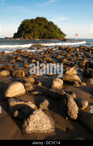 Praia Mansa beach a Caiobá, Matinhos città, Riva del Paranà stato, Brasile del Sud. Tartaruga isola in primo piano. Foto Stock