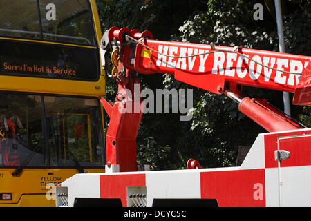 Bournemouth, Regno Unito 22 agosto 2013. Parte di una strada a Westbourne, è stato chiuso dopo un bus divenne intrappolati sotto un ponte ferroviario - un 14 piedi sei autobus cercando di ottenere attraverso 10 piedi nove gap! Il Bus giallo è stato incuneato sotto il ponte; l'aria è stato lasciato fuori i pneumatici e il bus trascinato fuori all'indietro da un veicolo di recupero, lasciando una profonda sgorbie sul ponte. Il bus in questione è stata di non in servizio. Lo spigolo anteriore del bus incrinato sotto la pressione e la parte superiore ripiegata al lato anteriore sinistro. Credito: Carolyn Jenkins/Alamy Live News Foto Stock