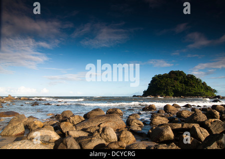 Praia Mansa beach a Caiobá, Matinhos città, Riva del Paranà stato, Brasile del Sud. Tartaruga isola in primo piano. Foto Stock