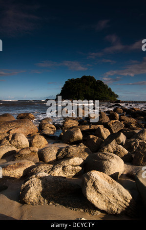 Praia Mansa beach a Caiobá, Matinhos città, Riva del Paranà stato, Brasile del Sud. Tartaruga isola in primo piano. Foto Stock