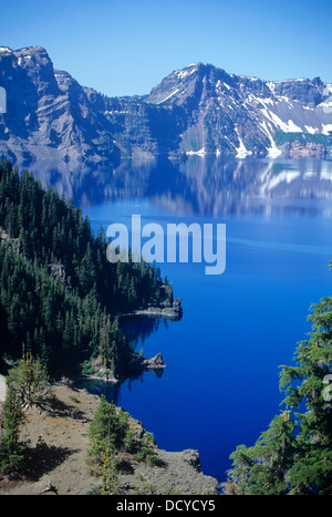 Di Crater Lake, Oregon, visto dal cerchione in corrispondenza Cleetwood Cove. Stati Uniti d'America Foto Stock