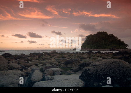 Praia Mansa beach a Caiobá, Matinhos città, Riva del Paranà stato, Brasile del Sud. Tartaruga isola in primo piano. Foto Stock