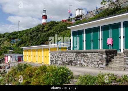 Vivacemente colorato cambiando le camere di Plymouth Hoe con Smeaton torre in background Foto Stock