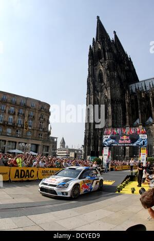 Colonia, Germania. Il 22 agosto, 2013. Francese pilota di Rally Sebastien Ogier e il suo co-pilota Julien Ingrassia avviare l'ADAC Rallye Deutschland, che è parte del FIA World Rally Championship, di fronte alla Cattedrale di Colonia a Colonia, Germania, 22 agosto 2013. Foto: THOMAS FREY/dpa/Alamy Live News Foto Stock