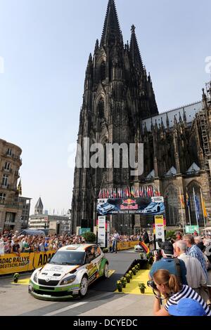 Colonia, Germania. Il 22 agosto, 2013. Il tedesco rallye pilot Sepp Wiegand ed il suo co-pilota Frank Christian avviare l'ADAC Rallye Deutschland, che è parte del FIA World Rally Championship, di fronte alla Cattedrale di Colonia a Colonia, Germania, 22 agosto 2013. Foto: THOMAS FREY/dpa/Alamy Live News Foto Stock