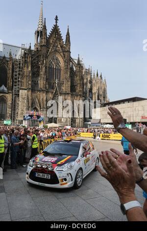 Colonia, Germania. Il 22 agosto, 2013. I veicoli e i loro piloti di avviare l'ADAC Rallye Deutschland, che è parte del FIA World Rally Championship, di fronte alla Cattedrale di Colonia a Colonia, Germania, 22 agosto 2013. Foto: THOMAS FREY/dpa/Alamy Live News Foto Stock