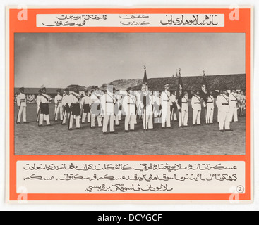 Un poster fotografico della serie "Malaya Today", che mostra scene della vita quotidiana e della cultura in Malesia durante un periodo significativo. Foto Stock