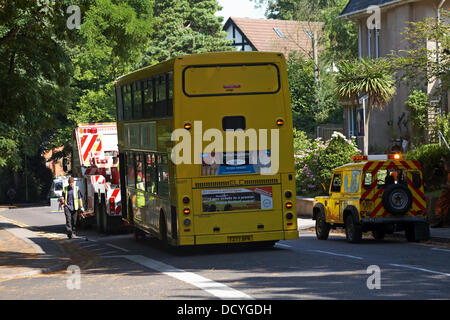 Bournemouth, Regno Unito 22 agosto 2013. Parte di una strada a Westbourne, è stato chiuso dopo un bus divenne intrappolati sotto un ponte ferroviario - un 14 piedi sei autobus cercando di ottenere attraverso 10 piedi nove gap! Il Bus giallo è stato incuneato sotto il ponte; l'aria è stato lasciato fuori i pneumatici e il bus trascinato fuori all'indietro da un veicolo di recupero, lasciando una profonda sgorbie sul ponte. Il bus in questione è stata di non in servizio. Lo spigolo anteriore del bus incrinato sotto la pressione e la parte superiore ripiegata al lato anteriore sinistro. Credito: Carolyn Jenkins/Alamy Live News Foto Stock