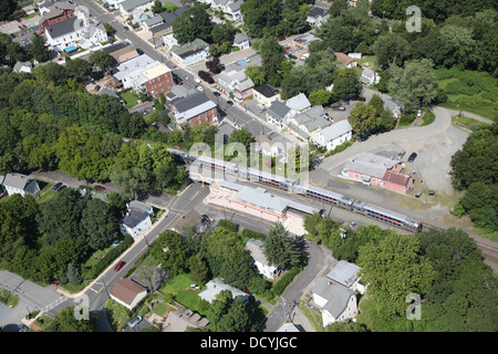 Vista aerea del New Jersey Transit Train in alto ponte, New Jersey Foto Stock