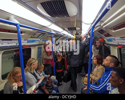 La metropolitana di Londra, affollato di pendolari Foto Stock