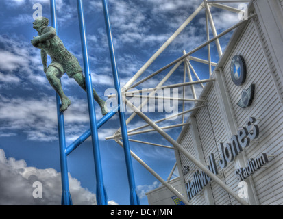 Brian Eyrl Bevan statua a Halliwell Jones Stadium, Mike Gregorio Way / Winwick Rd, Warrington, WA2 7NE Foto Stock