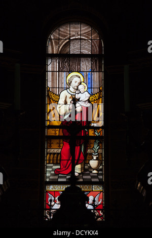 Vetrata nel la chiesa di San Nicola (Olandese: Sint Nicolaaskerk) in Olanda, Amsterdam, Paesi Bassi. Foto Stock