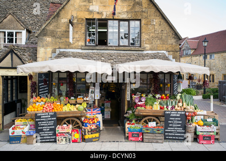 La frutta e la verdura al di fuori dei carrelli il Deli shop, Broadway, Cotswolds, Worcestershire, Inghilterra Foto Stock