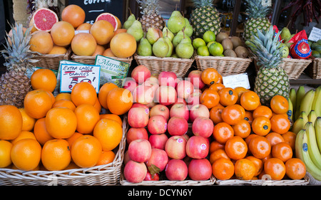 La frutta e la verdura al di fuori dei carrelli il Deli shop, Broadway, Cotswolds, Worcestershire, Inghilterra Foto Stock