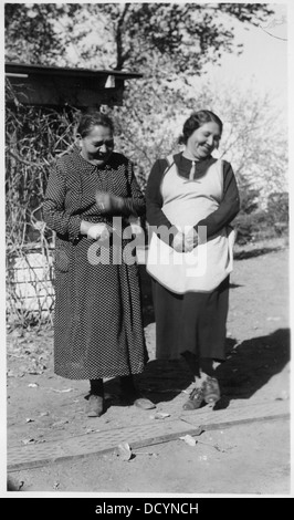 Questa fotografia mostra la signora John Richards e Mary Lafferty, due donne probabilmente coinvolte in attività sociali o sociali. Un ulteriore contesto chiarirebbe i loro ruoli, ma l'immagine cattura un momento di interazione o un evento pubblico. Foto Stock