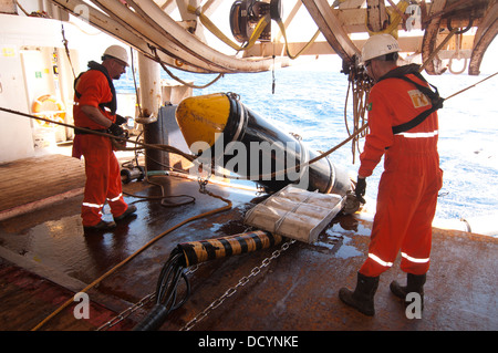 La meccanica della pistola lavorando su sismico di pistole ad aria compressa Pistola a Ponte in sismica oceano nave Europa, RXT company, lavorando per Petrobras Foto Stock