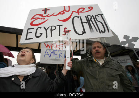 Agosto 22, 2013 - file - di islamisti attacchi contro chiese cristiane e strutture in Egitto sono in aumento in seguito alla cacciata del Presidente morsi. Essi non sono protetti dalle forze di polizia o il sistema di giustizia. Secondo l iniziativa egiziana per i diritti personali (EIPR), vi sono stati almeno 44 attacchi contro chiese cristiane fin dal massacro di centinaia di manifestanti islamista su agosto 14th, 2013. Nella foto: Jan 2, 2011 - Los Angeles, California, Stati Uniti - I dimostranti gridare durante una manifestazione di protesta al di fuori della costruzione federale. Centinaia di cristiani copti dimostrare in risposta al primo giorno del nuovo anno b Foto Stock