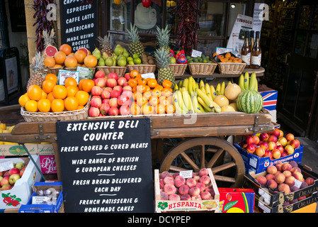 La frutta e la verdura al di fuori dei carrelli il Deli shop, Broadway, Cotswolds, Worcestershire, Inghilterra Foto Stock