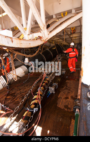 La meccanica della pistola lavorando su sismico di pistole ad aria compressa Pistola a Ponte in sismica oceano nave Europa, RXT company, lavorando per Petrobras Foto Stock