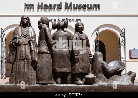 La scultura di fronte alla Steele Auditorium presso l'Udito Museo delle Culture indigene e l'Arte di Phoenix, in Arizona, Stati Uniti d'America Foto Stock