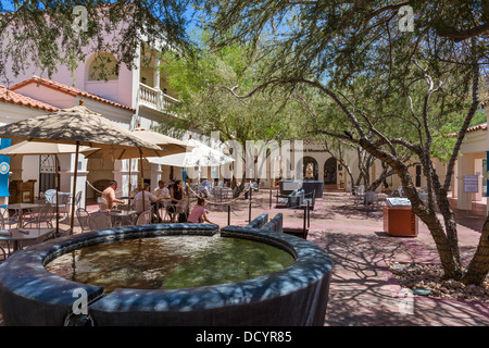 Cafe nel cortile al sentito Museo delle Culture indigene e l'Arte di Phoenix, in Arizona, Stati Uniti d'America Foto Stock