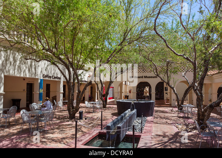 Cafe nel cortile al sentito Museo delle Culture indigene e l'Arte di Phoenix, in Arizona, Stati Uniti d'America Foto Stock