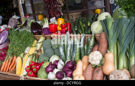 La frutta e la verdura al di fuori dei carrelli il Deli shop, Broadway, Cotswolds, Worcestershire, Inghilterra Foto Stock