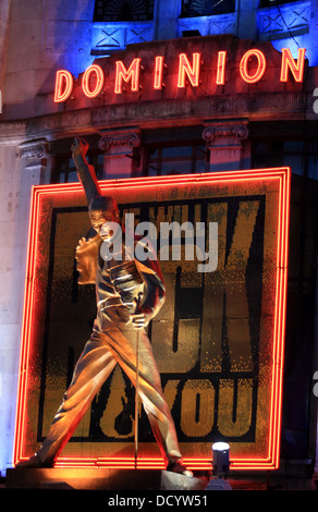 L'esterno del Dominion Theatre di notte con la pubblicità della fase di roccia mostra 'We Will Rock You' Foto Stock