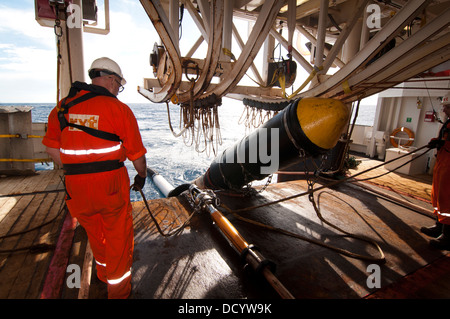 La meccanica della pistola lavorando su sismico di pistole ad aria compressa Pistola a Ponte in sismica oceano nave Europa, RXT company, lavorando per Petrobras Foto Stock