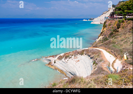 Logga costa e spiaggia di Isola di Corfù in Grecia Foto Stock