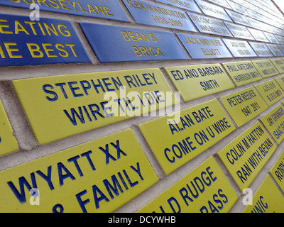 Mattoni che compongono la faccia di Brian Bevan da ventilatori a Warrington Lupi Rugby Stadium, Cheshire England Regno Unito Foto Stock